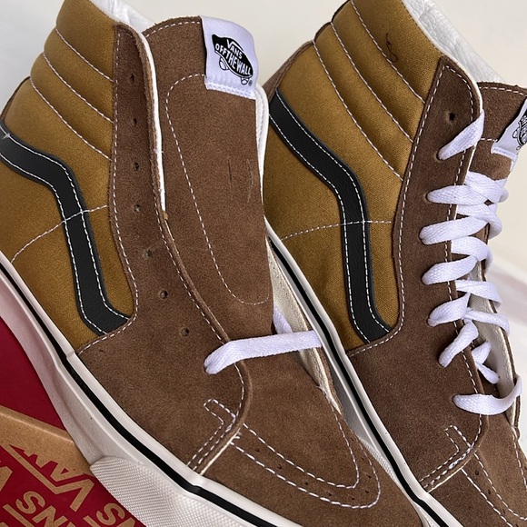 Vans Men’s Sk8-Hi
Canvas/Suede Pop Brown/Mu
VN000CMXBF0
Sneakers - Picture 8 of 16